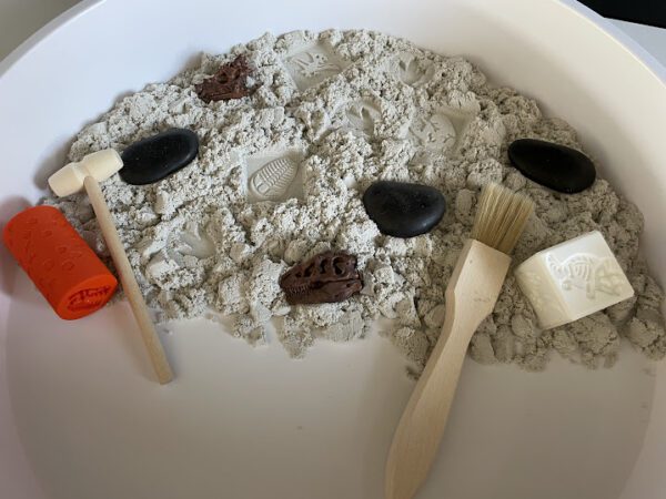 smyslovy-box-vykopavky-s-dinosaury