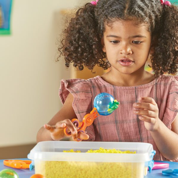 5551 Helping Hands Set Girl1 1 1