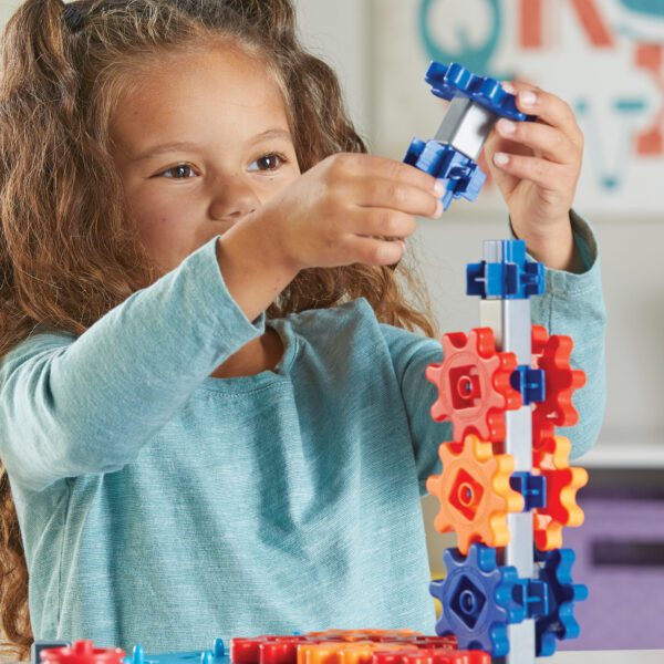 9462 STEM ExplorMachnMakers Girl3 1