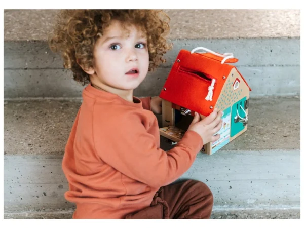 dreveny-domek-se-zamky