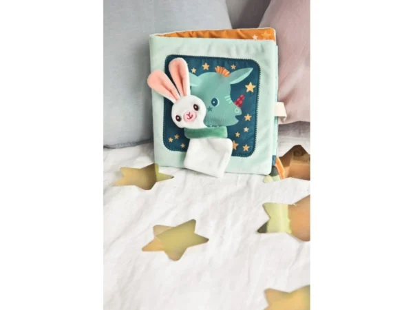 LILLI 83492 lilliputiens textilni knizka s aktivitami dracek joe a jeho muchlacek 2