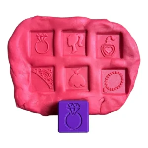 obtiskovaci-kostka-divka