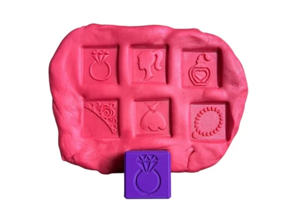 obtiskovaci-kostka-divka