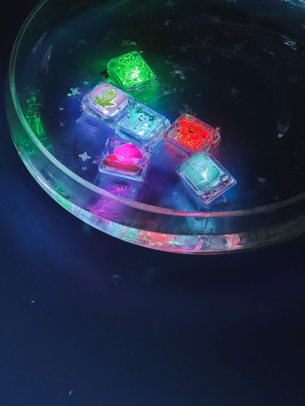 eng pl Glo Pals Light Up Sensory Cubes Cars Edition Bath Toy 403 11