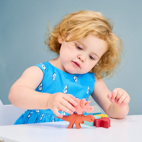 MT7204 stacking dinos with girl